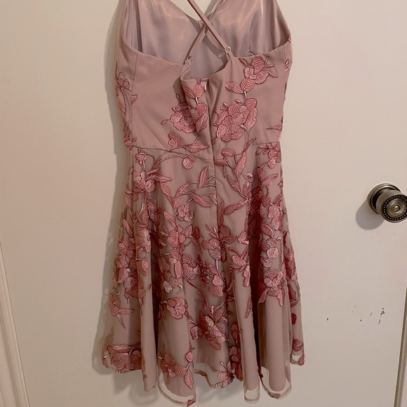 Two Sisters Jaus Women’s The Sassy Dress - Picture 3 of 14